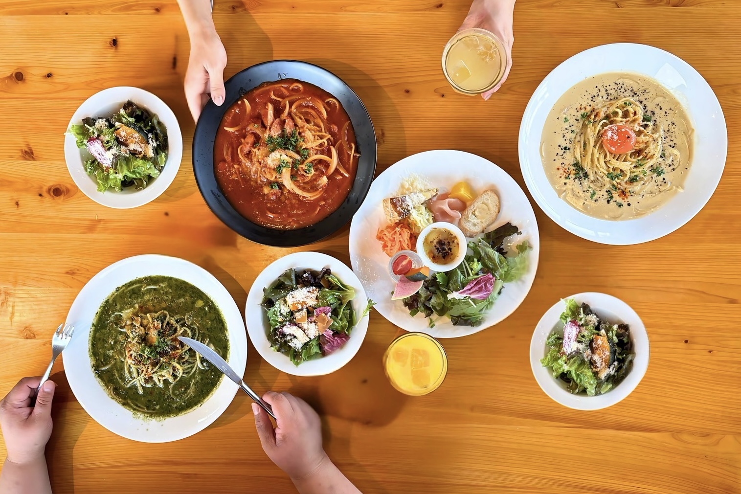 テーブルの料理集合写真